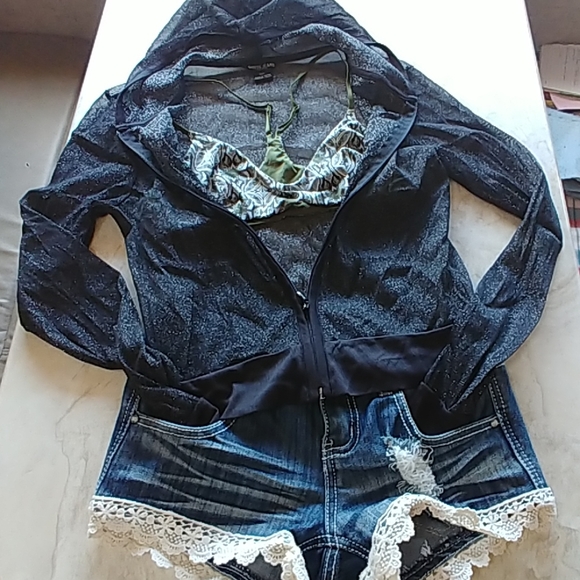 Guess Tops - 💛Guess zip up hoodie